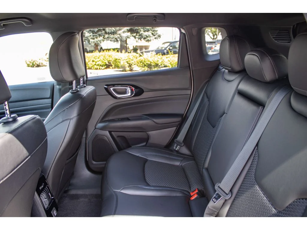 New 2026 Bright White Clearcoat Jeep Latitude image 17
