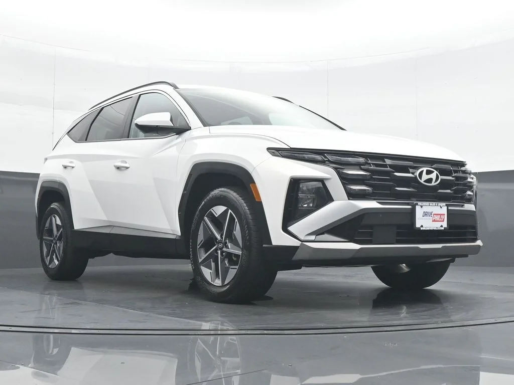 Used 2025 White Hyundai SEL image 33
