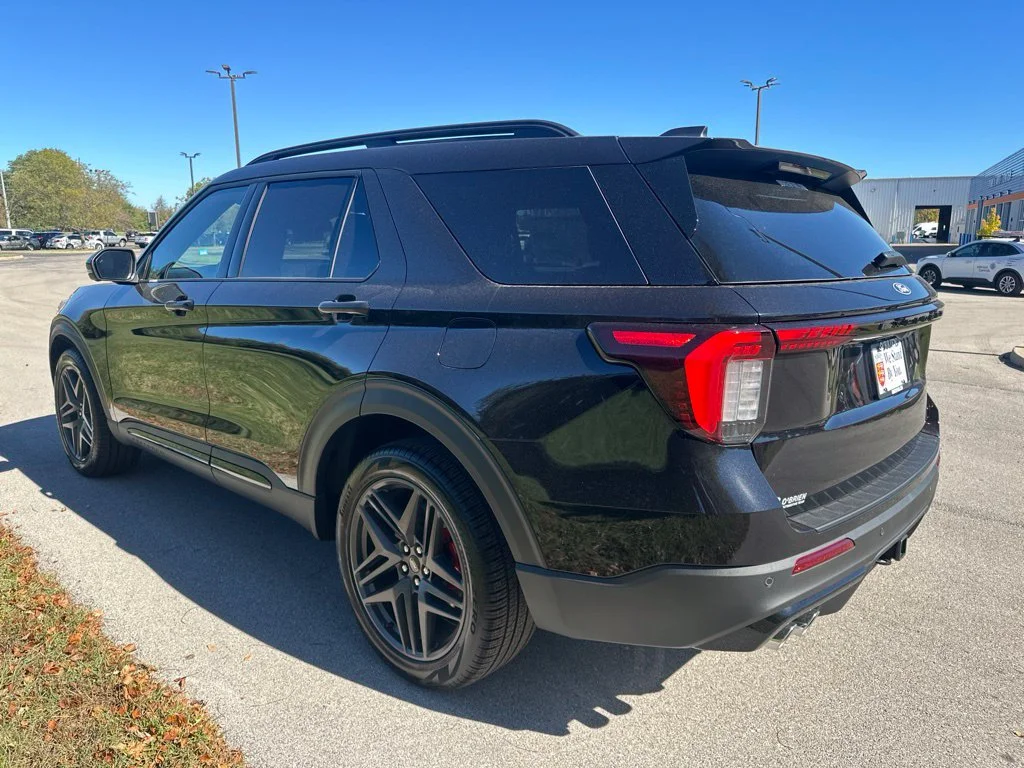New 2027 Agate Black Metallic Ford ST image 5