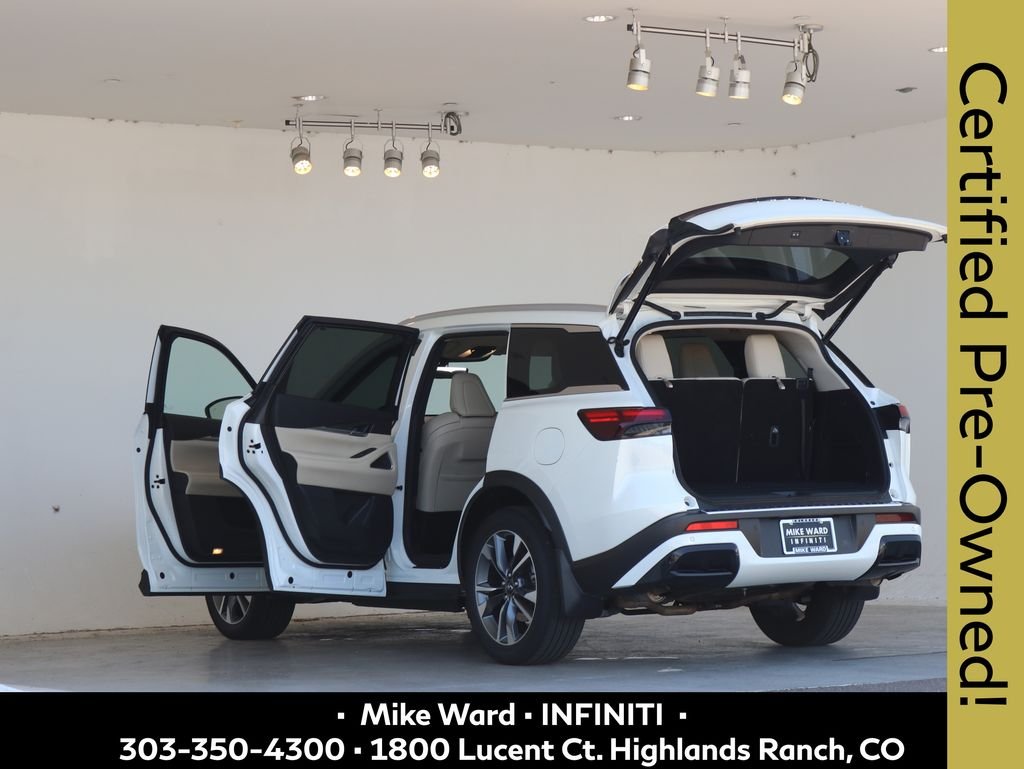Certified Used 2025 White INFINITI LUXE image 4