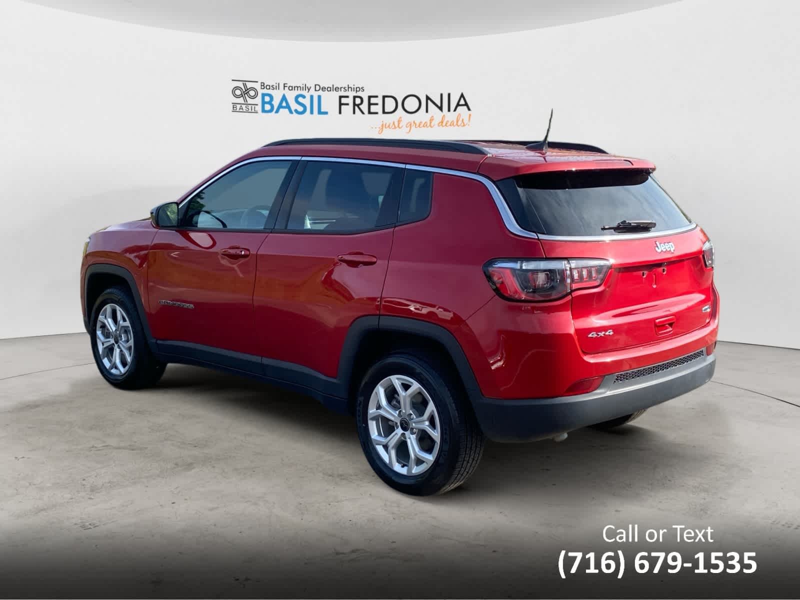 Used 2025 Red Hot Pearlcoat Jeep Latitude image 3
