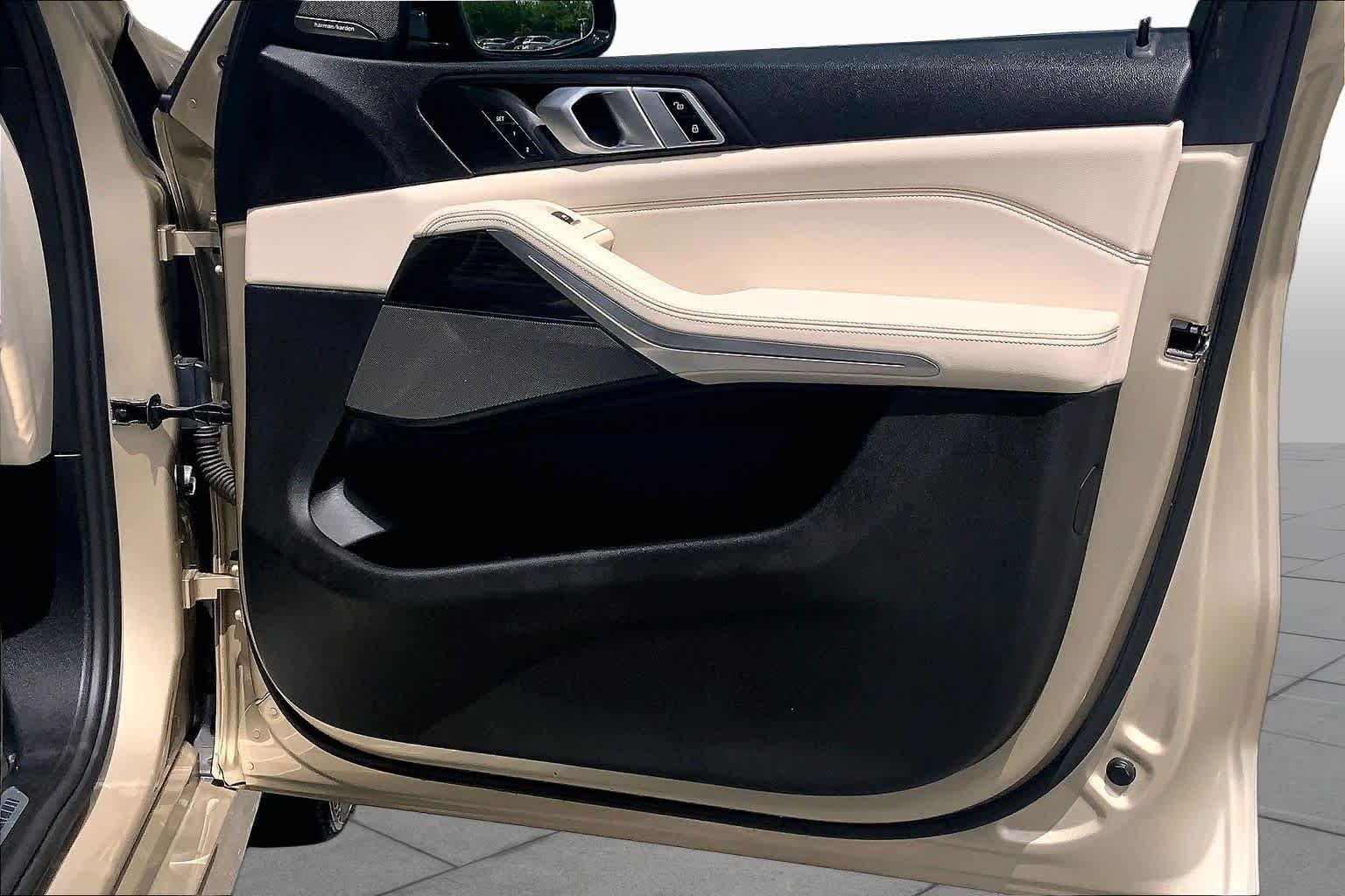Used 2019 Sunstone Metallic BMW xDrive50i image 23
