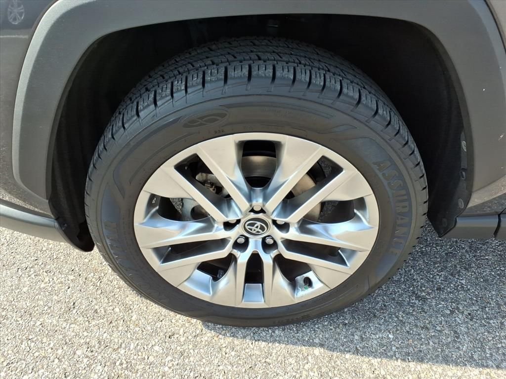 Used 2020 Gray Toyota XLE Premium image 10