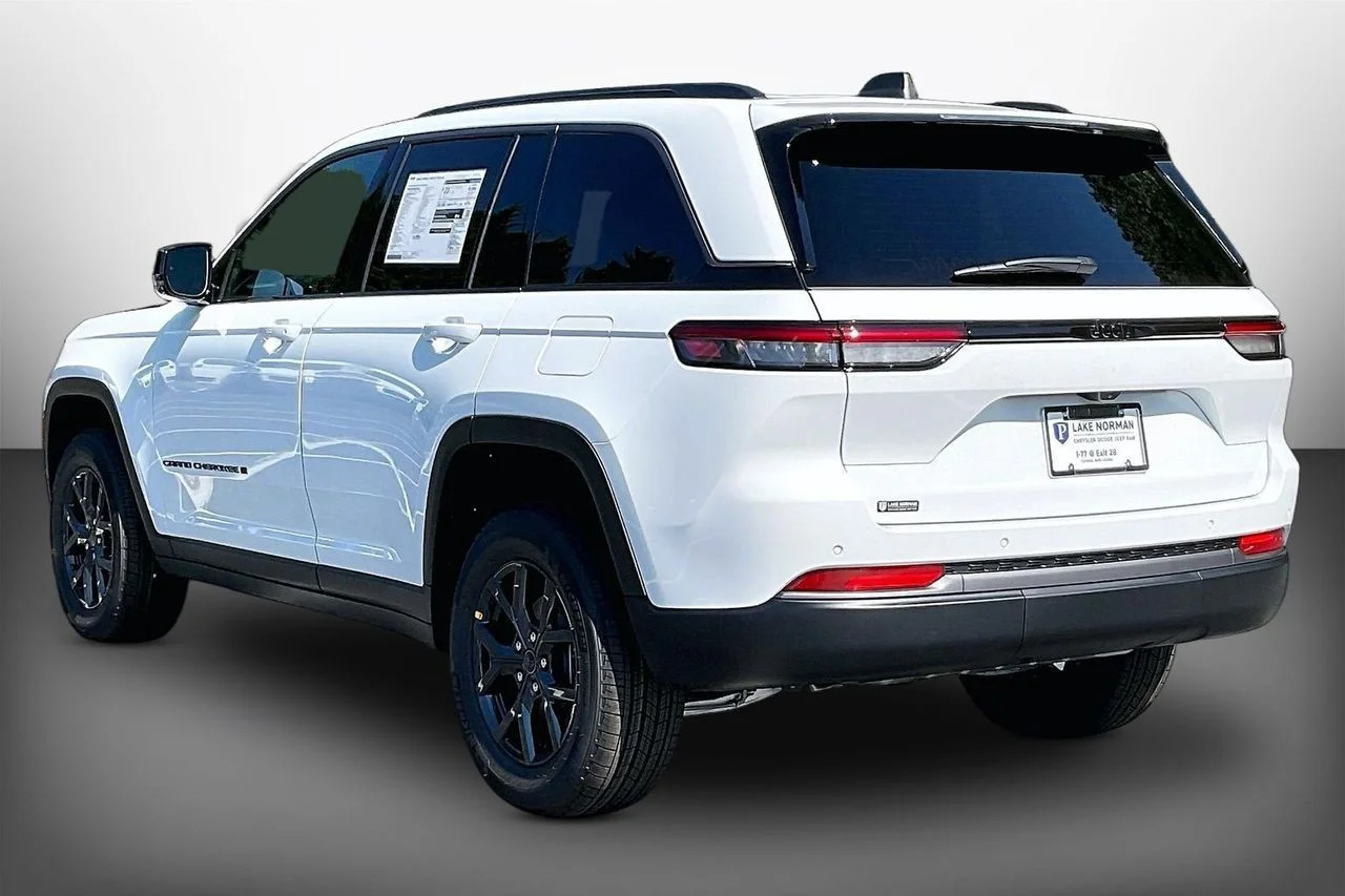 New 2027 Bright White Clear-Coat Paint Jeep Laredo Altitude image 6