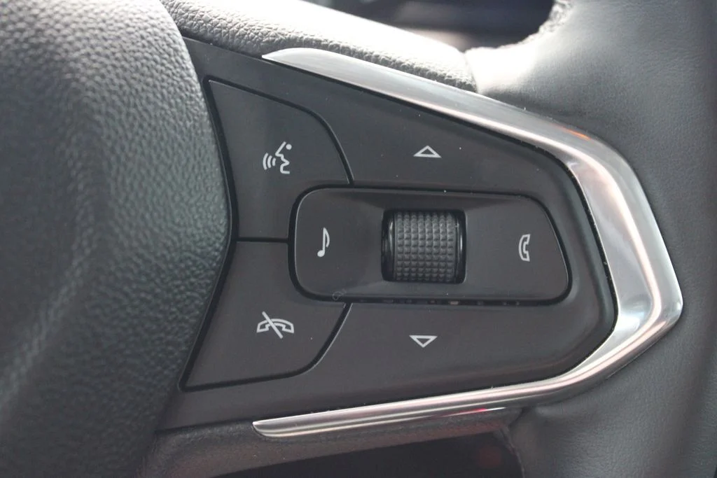 Used 2025 White Chevrolet LT image 21