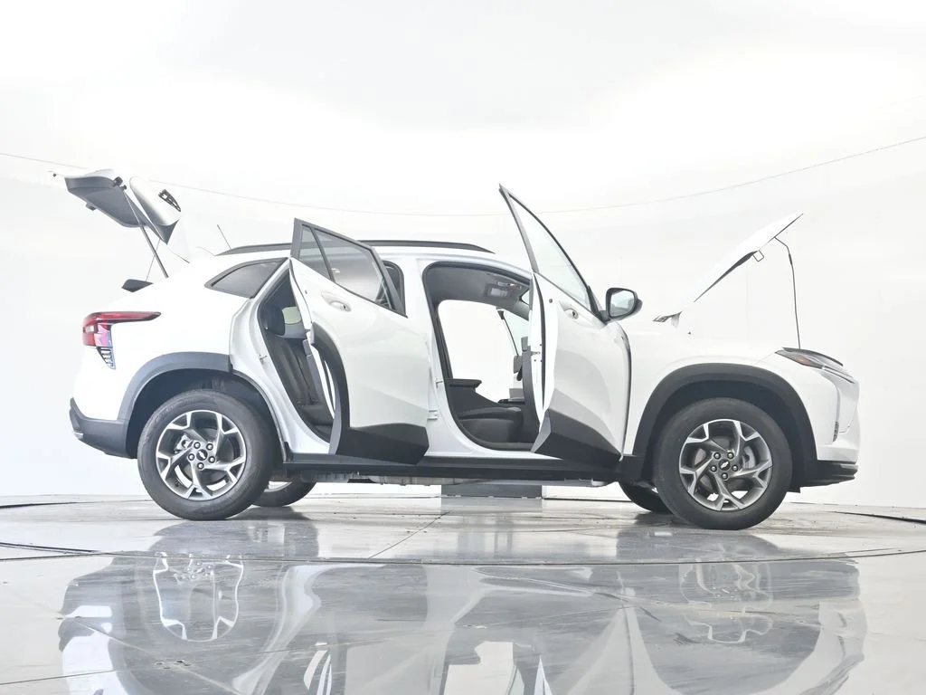 Used 2025 Summit White Chevrolet LT image 47