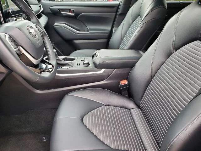 Certified Used 2025  Toyota XSE image 10