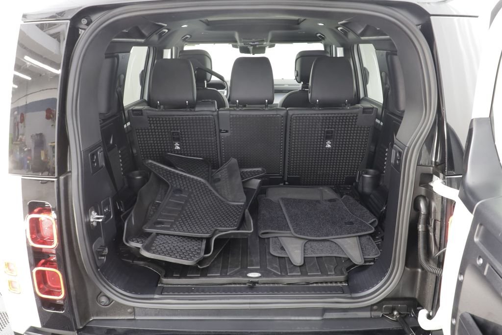 Used 2025 White Land Rover X-Dynamic SE image 18