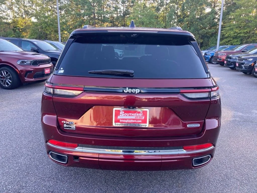 New 2024 Velvet Red Pearl-Coat Exterior Paint Jeep Overland 4xe image 4
