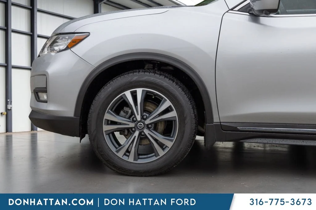 Used 2018 Silver Nissan SL image 30
