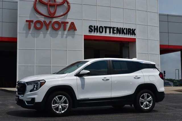 Used 2024 White GMC SLE image 1