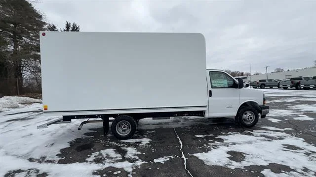 New 2025 Summit White GMC 2WT image 9