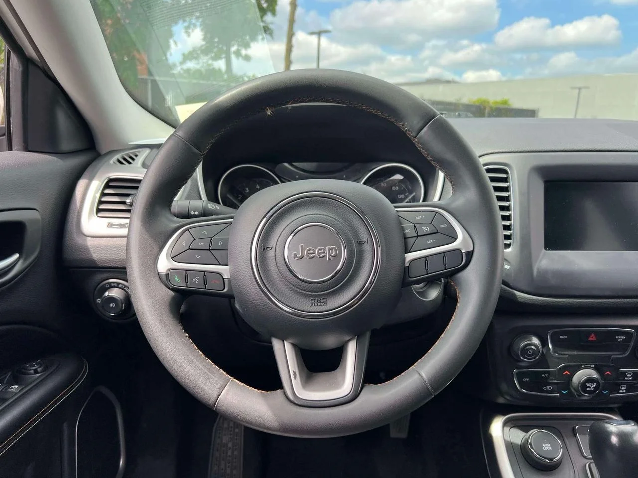 Used 2021 White Clearcoat Jeep Latitude 4x4 image 19