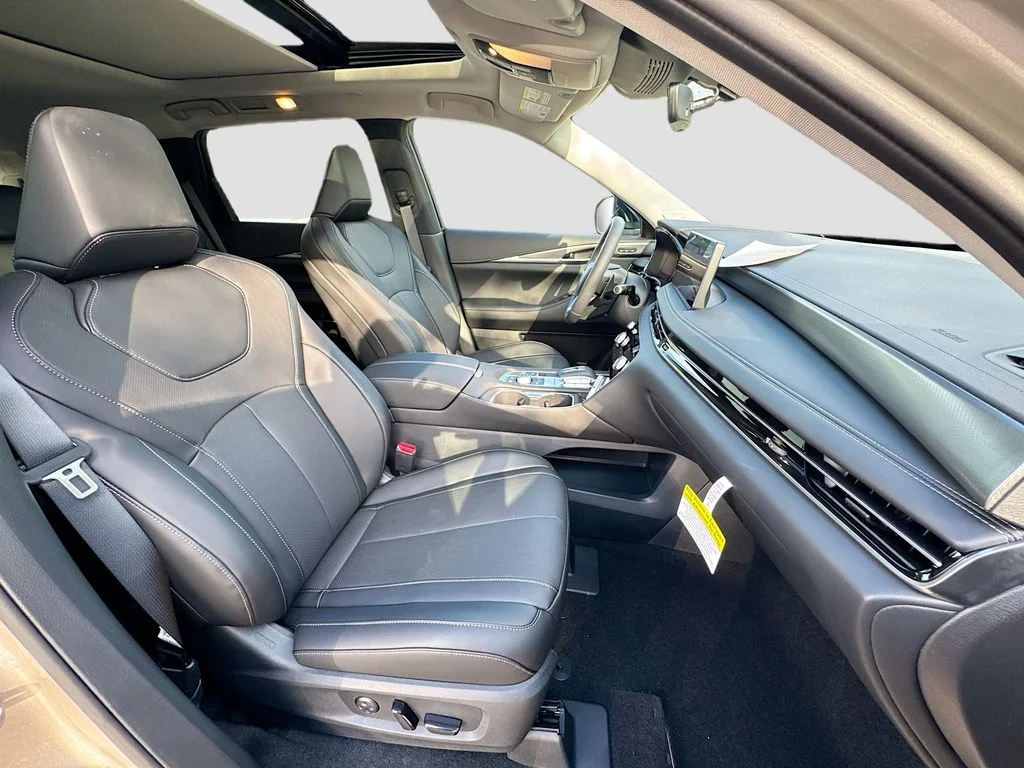 Certified Used 2026 Silver INFINITI LUXE image 32