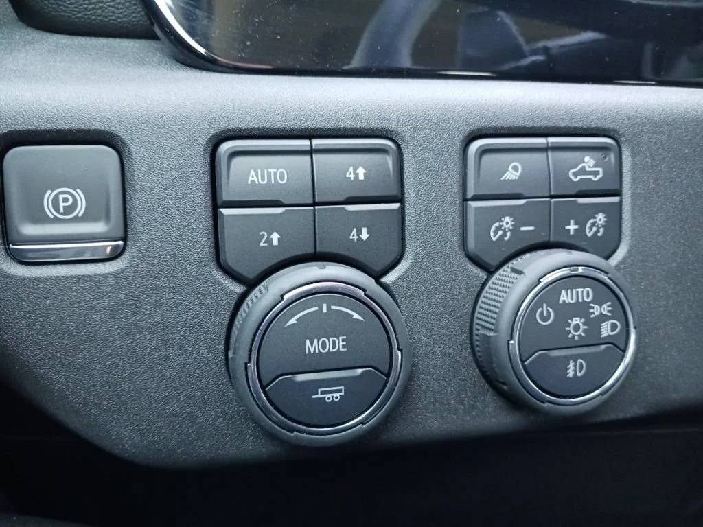 Used 2025 Summit White Chevrolet RST image 31