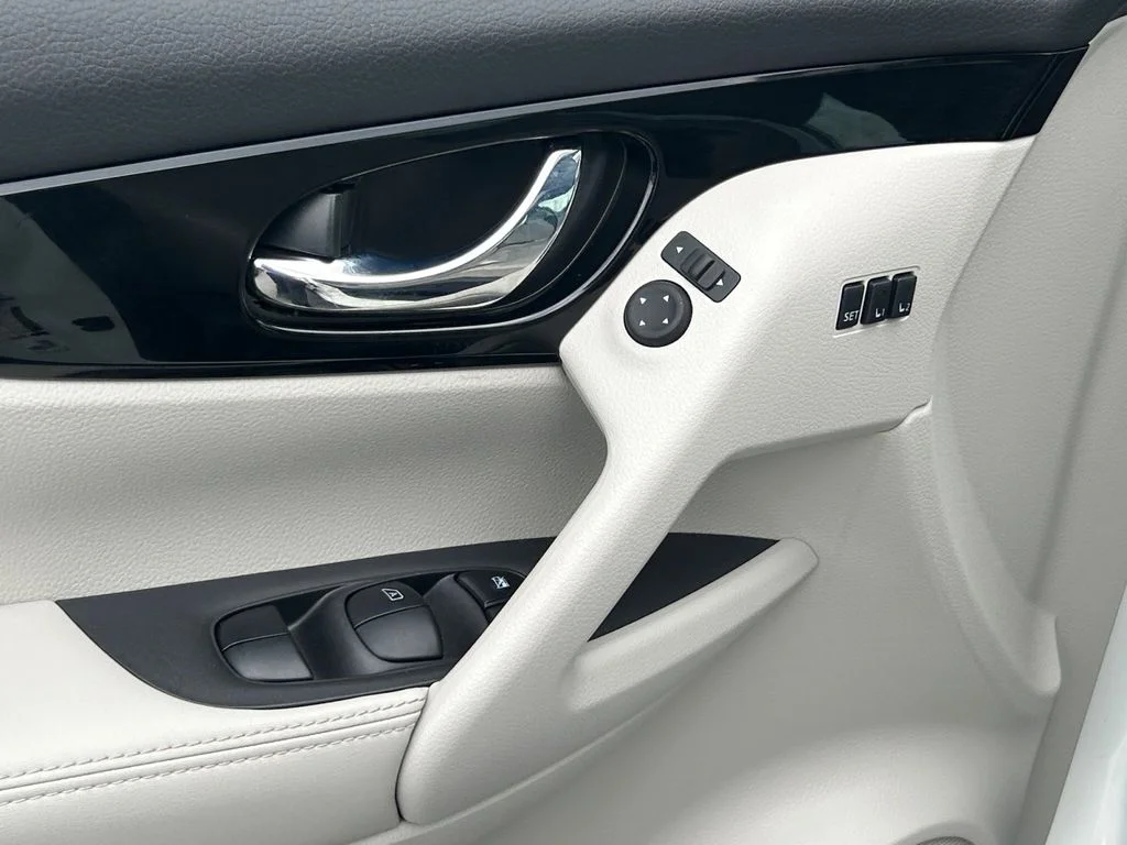 Used 2022 White Nissan SL image 26