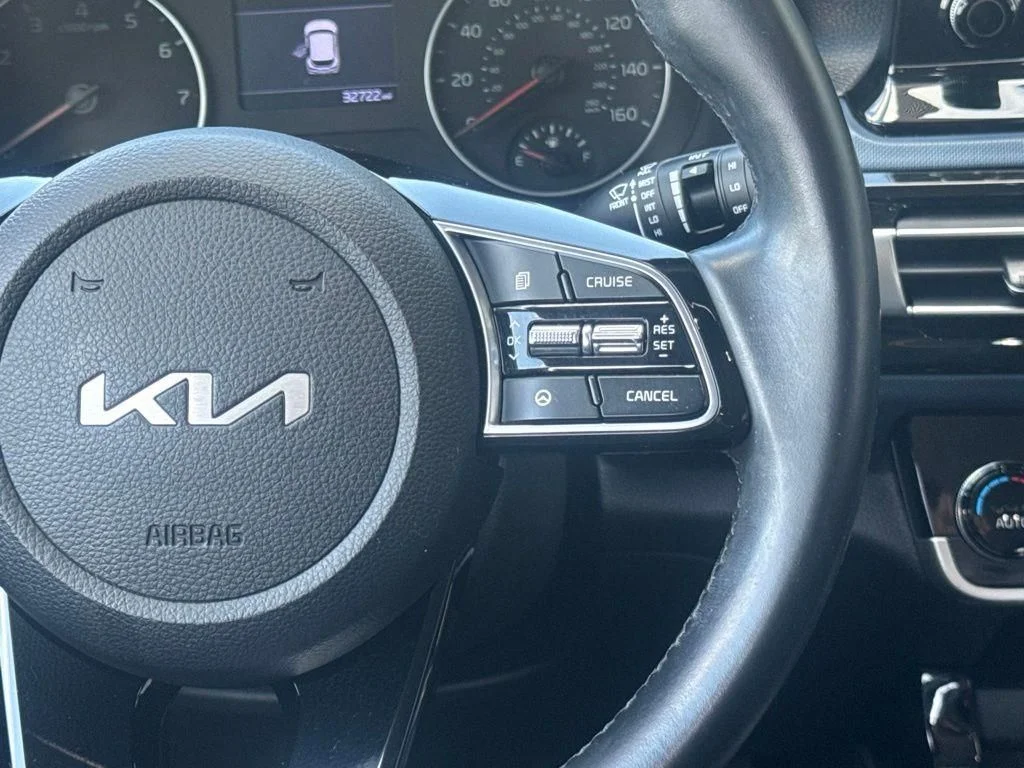 Used 2023 White Kia S image 16