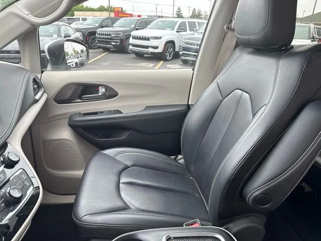 Used 2023 Silver Mist Clearcoat Chrysler Touring L image 16