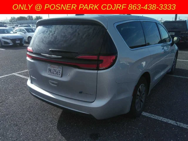 Used 2024 Silver Chrysler Select image 11