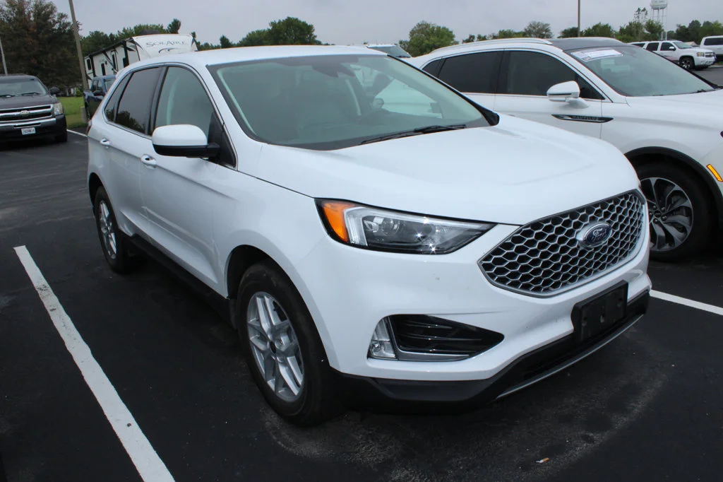 Used 2024 Oxford White Ford SEL image 2