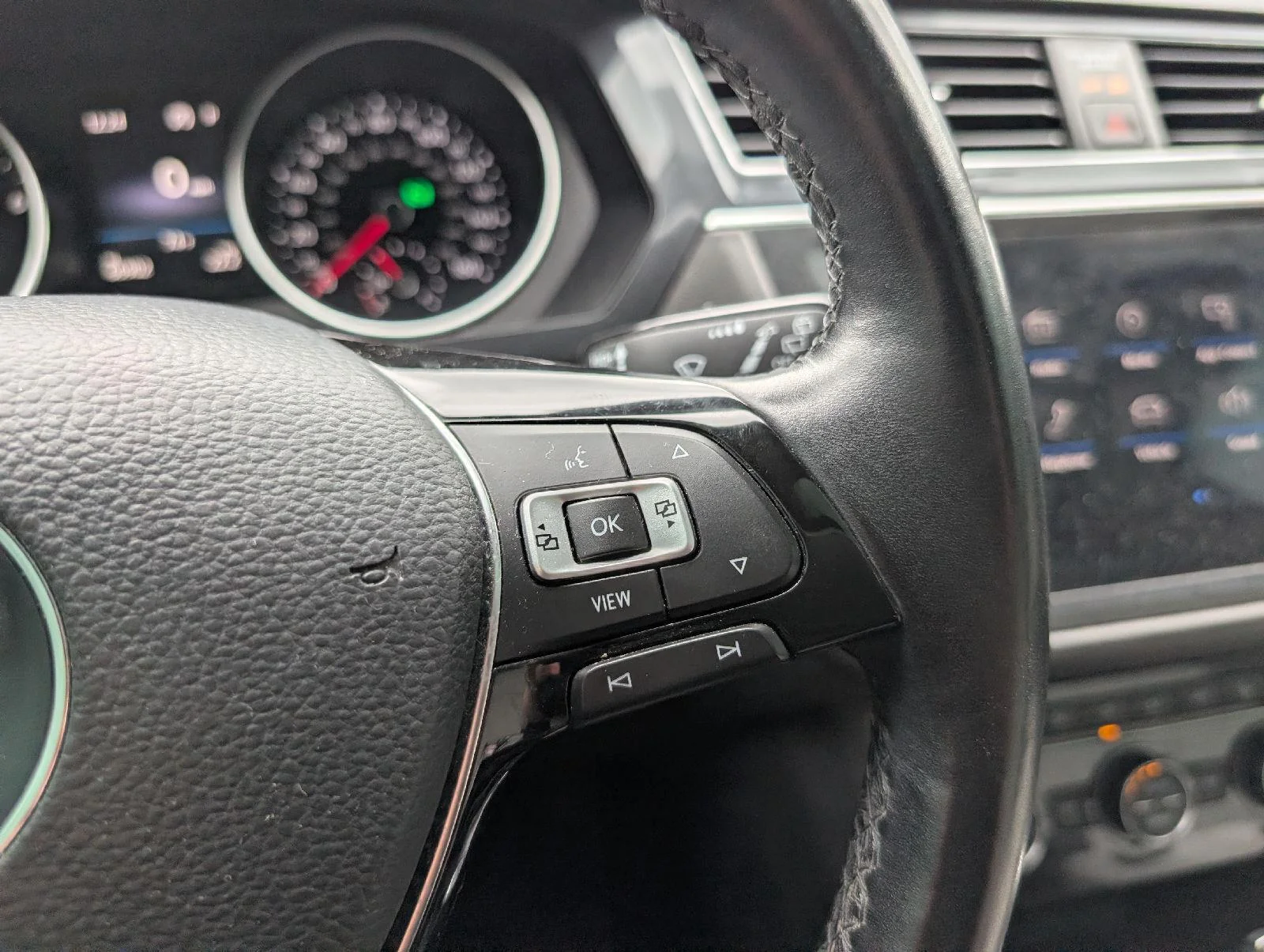 Used 2019  Volkswagen SE image 13