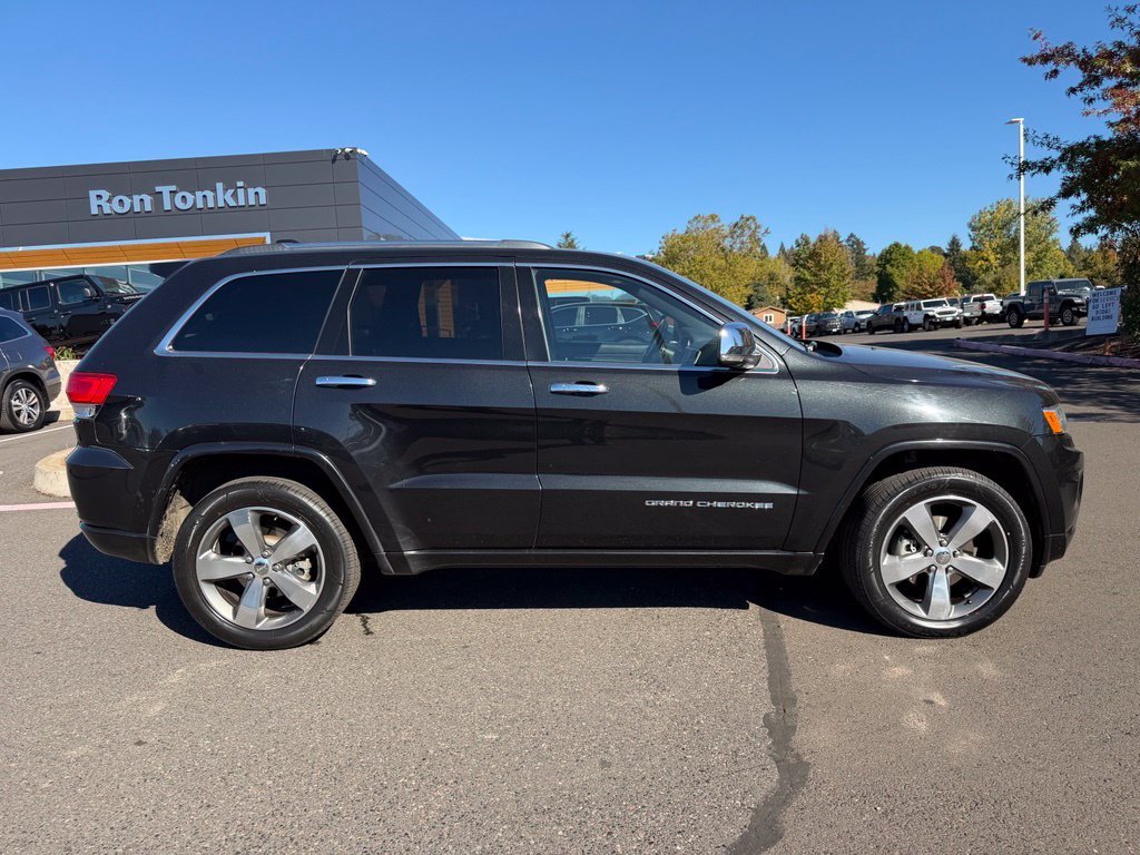 Used 2016 Brilliant Black Crystal Pearlcoat Jeep Overland image 8