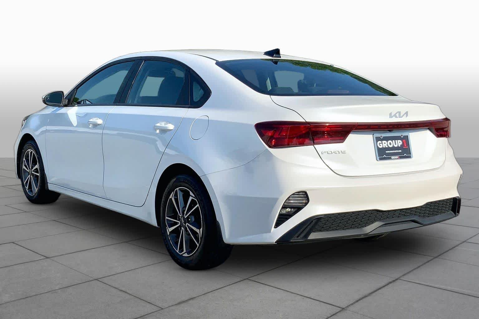 Used 2023 Snow White Pearl Kia LXS image 12