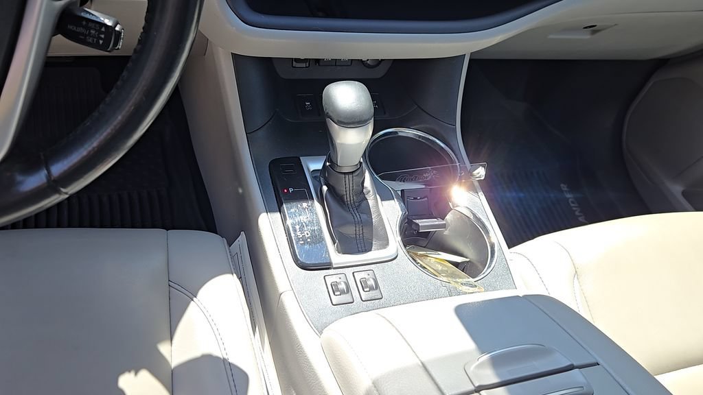 Used 2019 Celestial Silver Metallic Toyota SE image 15