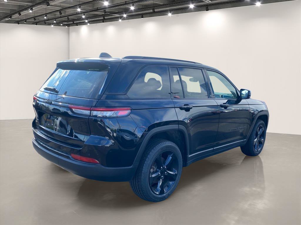 Used 2023 Diamond Black Crystal Pearlcoat Jeep Altitude image 7