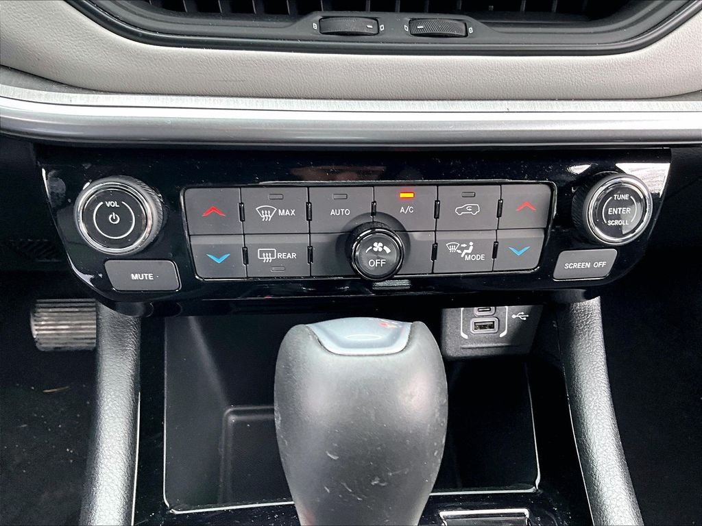 Used 2025 Diamond Black Crystal Pearlcoat Jeep Limited image 26