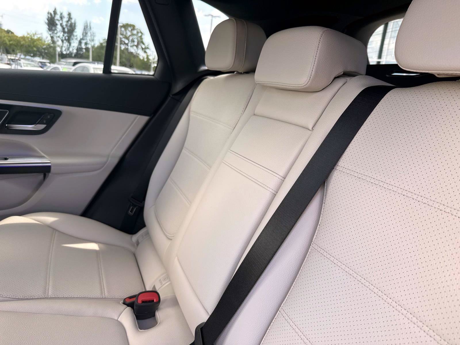 New 2026 Polar White Mercedes-Benz 300 SUV image 13