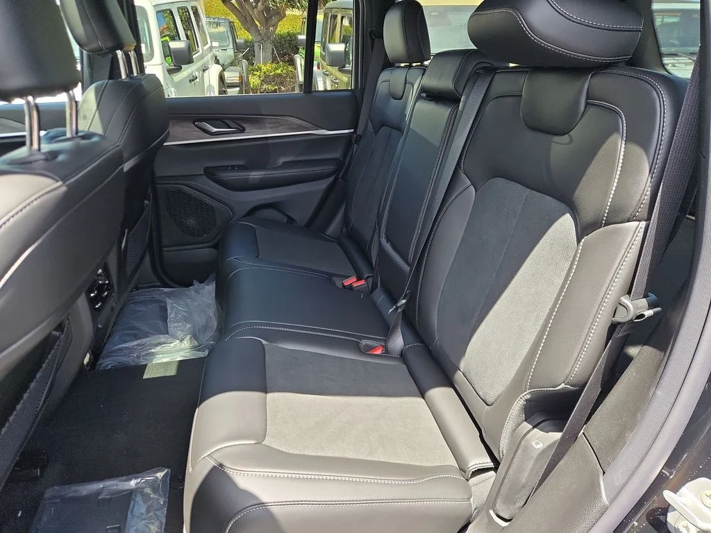 New 2026 Diamond Black Crystal Pearl-Coat Exterior Paint Jeep Altitude image 20