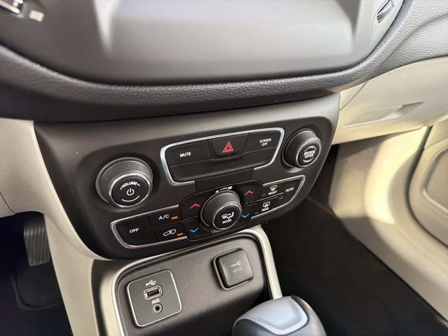 Used 2019 Blue Jeep Latitude image 23
