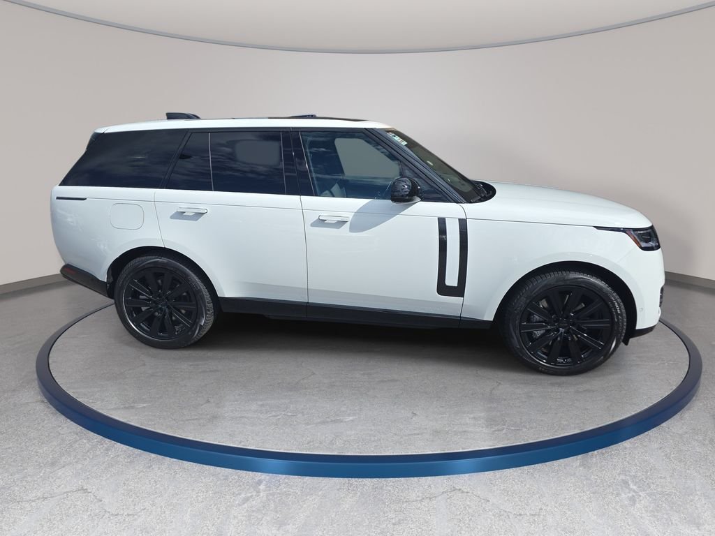 New 2026 Fuji White Land Rover SE image 4