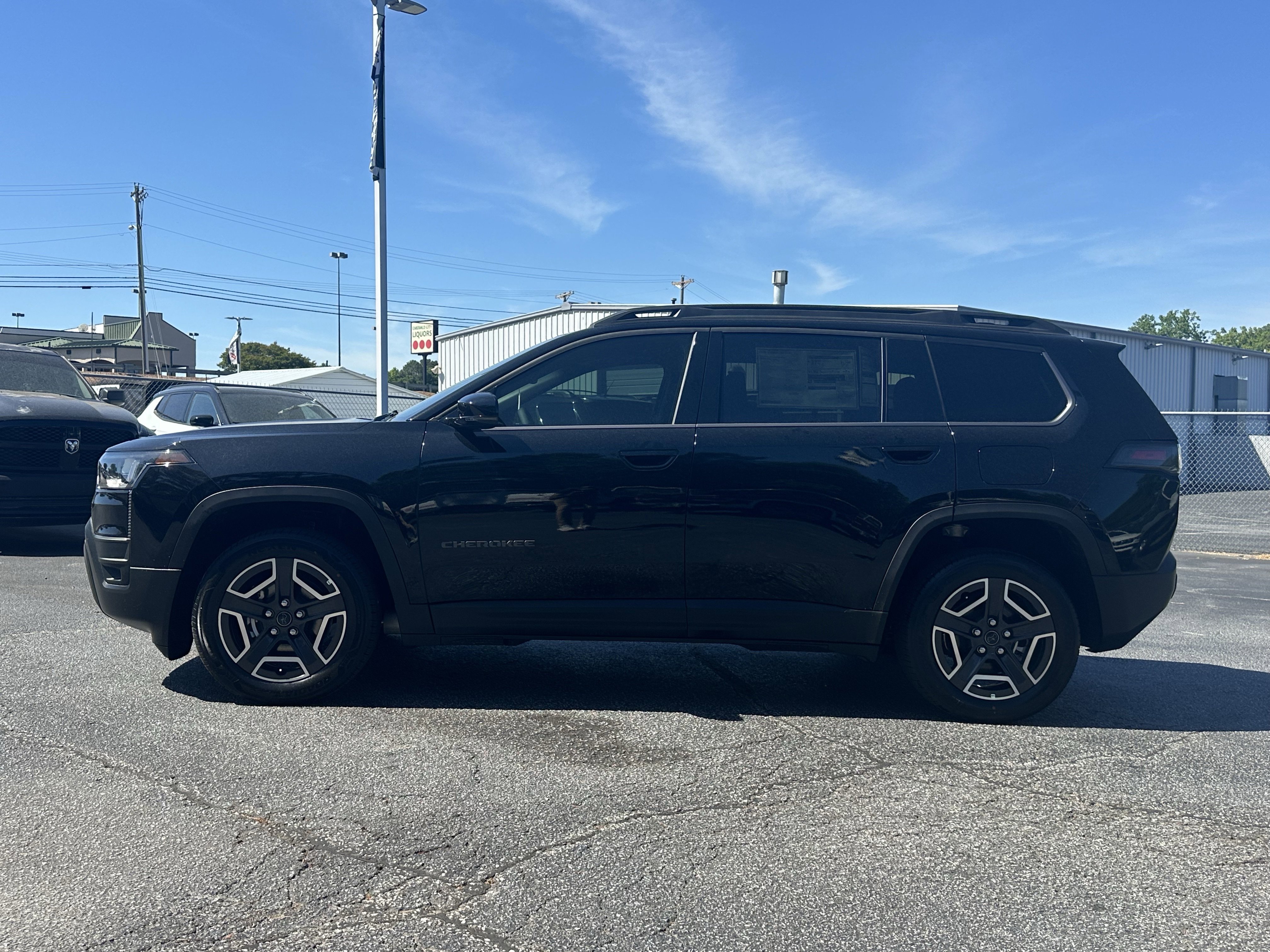New 2026 Diamond Black Crystal Pearl-Coat Exterior Paint Jeep Limited image 5