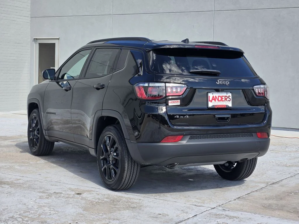 New 2026 Diamond Black Crystal Pearlcoat Jeep Latitude Altitude image 3