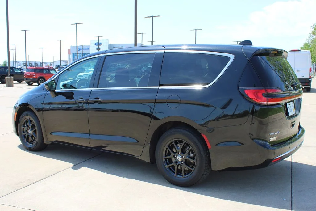 Used 2024 Black Chrysler Touring L image 16