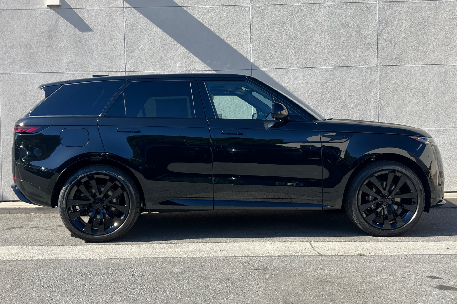 New 2026 Santorini Black Land Rover Dynamic SE image 8