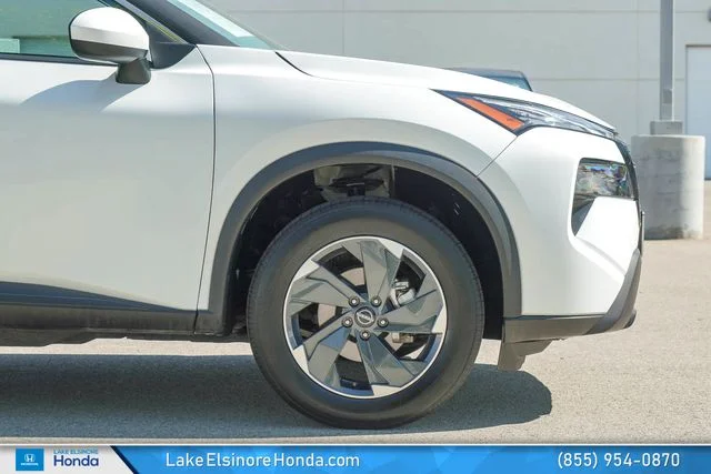 Used 2024 White Pearl Nissan SV image 7