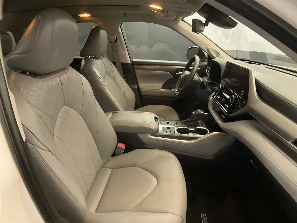Used 2024 Pearl Toyota Platinum image 26