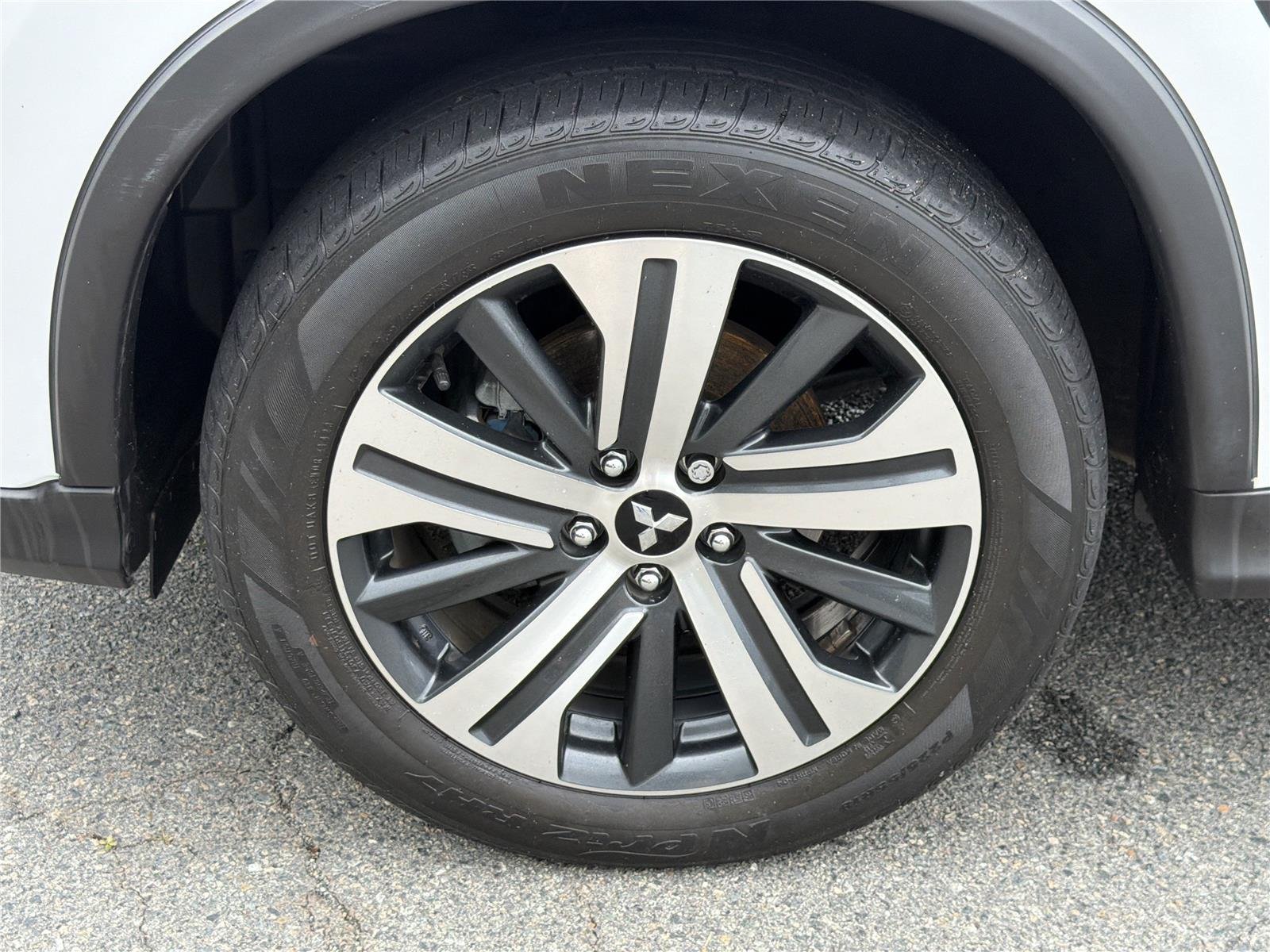 Used 2023 White Diamond Mitsubishi ES image 32