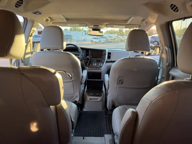 Used 2018 Silver Toyota XLE image 15