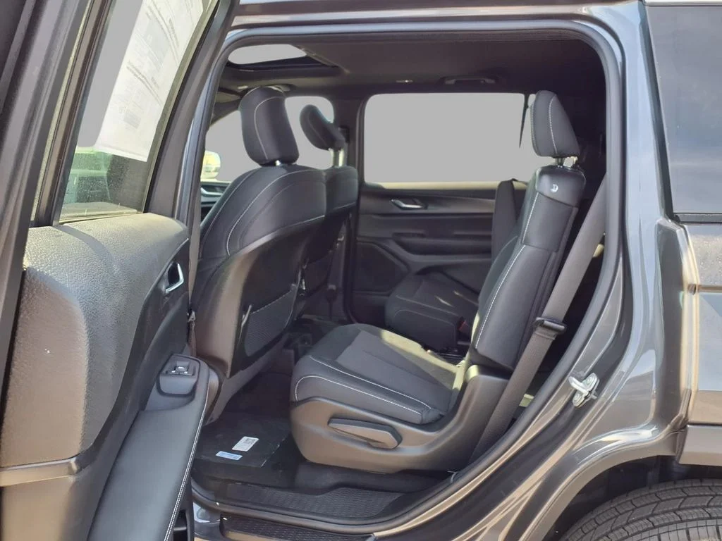 New 2026 Baltic Gray Metallic Clear-Coat Exterior Paint Jeep Laredo image 26