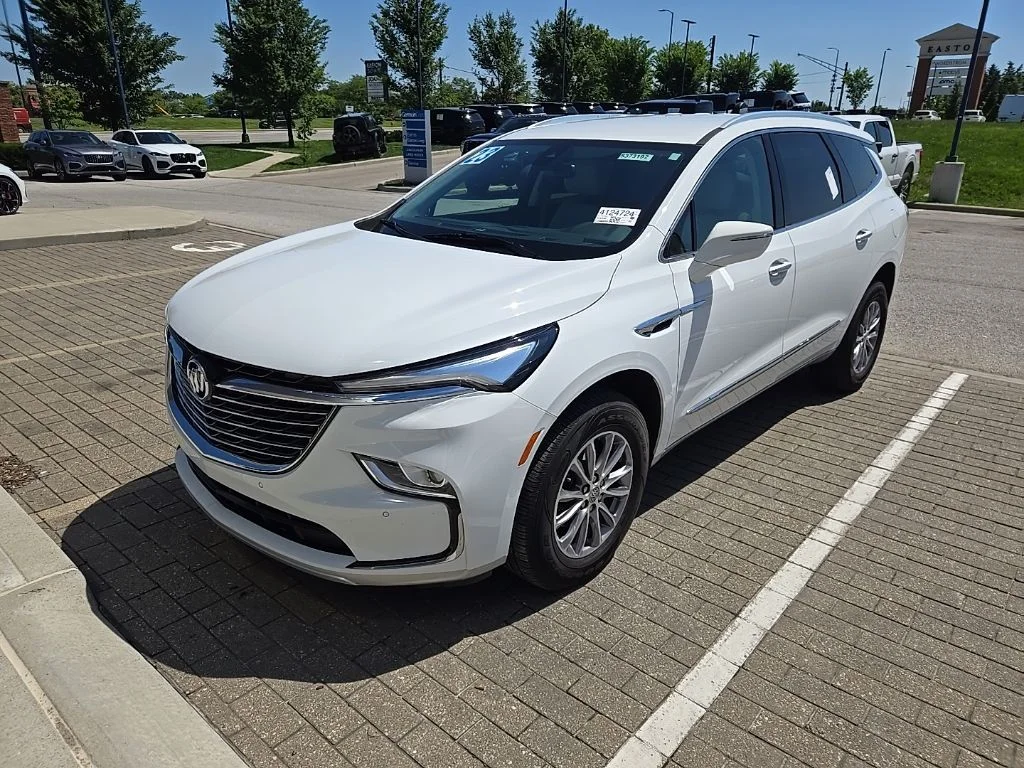2023 Buick Enclave Essence's photo