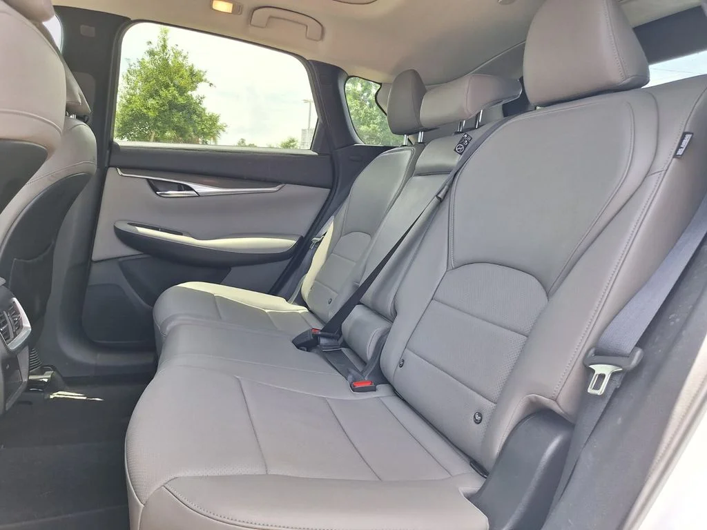 Used 2023 White INFINITI LUXE image 24