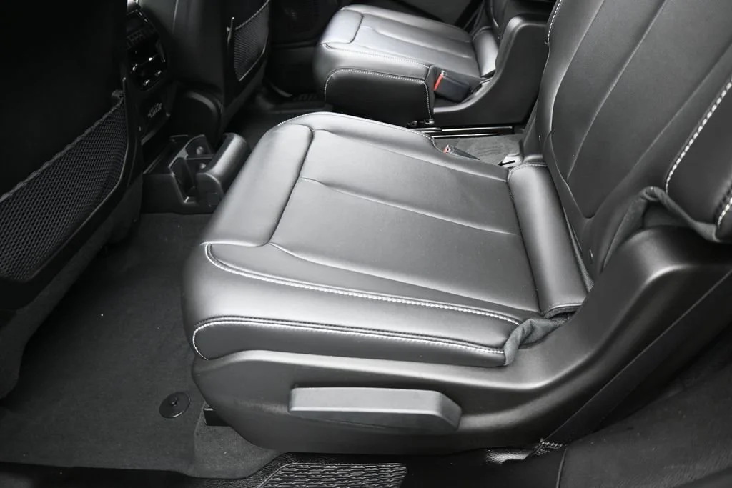 Used 2025 Silver Jeep Limited image 34
