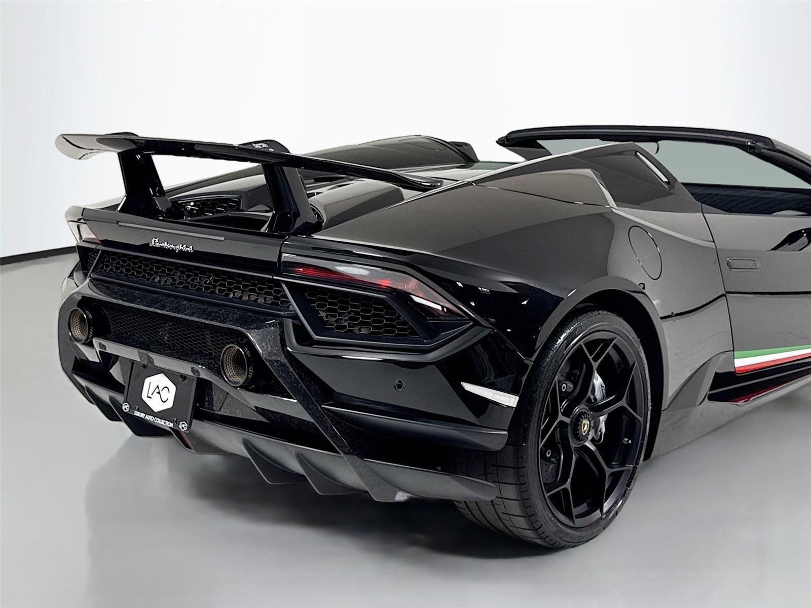 Used 2018 Nero Noctis Lamborghini Performante Spyder | Carbon Buckets | Branding Pkg image 32