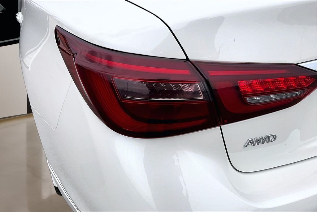 Used 2019 White INFINITI Red Sport 400 image 31