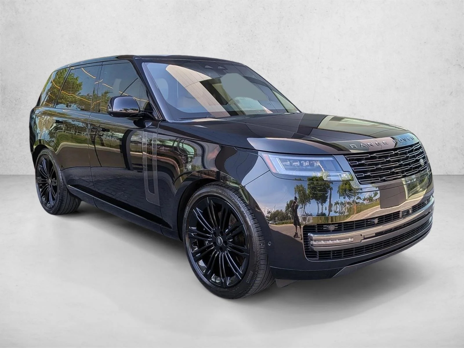 Used 2025 Santorini Black Metallic Land Rover SE image 3