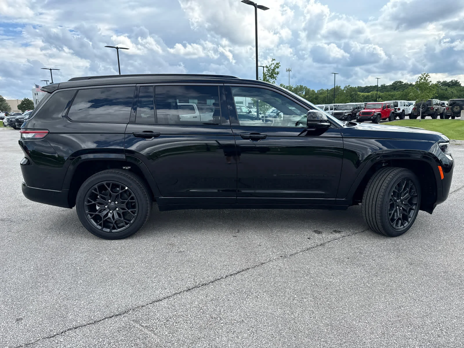 New 2026 Diamond Black Crystal Pearl-Coat Exterior Paint Jeep Laredo Altitude image 10